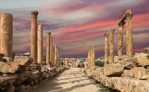 Columnas con arco al fondo
