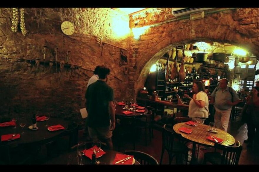 Tapas, vino y recorrido histórico por los barrios góticos de Barcelona