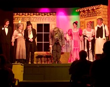 Pequeño escenario hecho con mucho amor, buenas voces y actuación