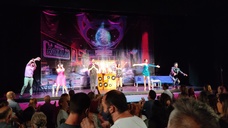 Todo un festival. Increíble actuacion de los 6 actores. 2h de música y baile. Recuerdos de la mejor época.