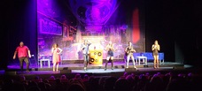 Musical muy bien hecho...genial!! Qué bien lo hemos pasado.. las canciones muy bien escogidas y los actores geniales..muy muy recomendable