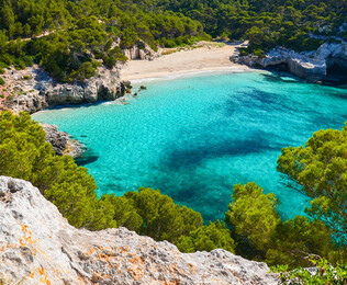 Escapada serena al coraz&oacute;n del Mediterr&aacute;neo, donde la tranquilidad se encuentra con la belleza natural