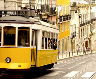 Descubre la dualidad portuguesa en un viaje que combina la esencia urbana y la belleza natural, &iexcl;donde la aventura te espera en cada rinc&oacute;n