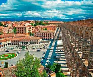 Un palacete mud&eacute;jar del siglo XV a 40 metros de la catedral, con circuito spa y cava incluidos.