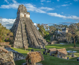 Donde la historia colonial descansa al pie de los volcanes y el agua sagrada
