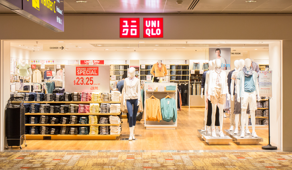 Юникло корея. Uniqlo Метрополис. Uniqlo на корейском. Корейский магазин одежды. Корейский брендовый магазин одежд.