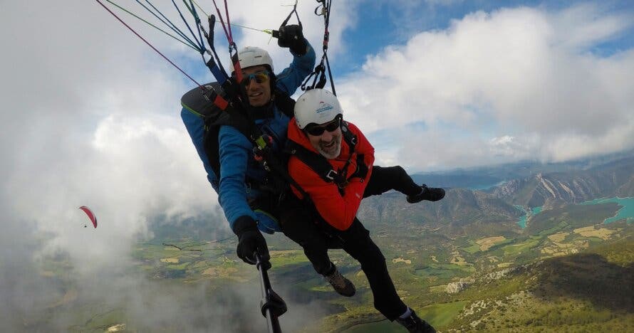 Bautizo de vuelo en parapente: siéntete libre com un pájaro