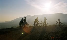 Cicloturismo en la puesta de sol en el Parque Natural de Collserola