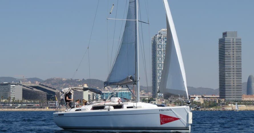 Aprende a navegar en velero por Barcelona, ¡marino por un día!