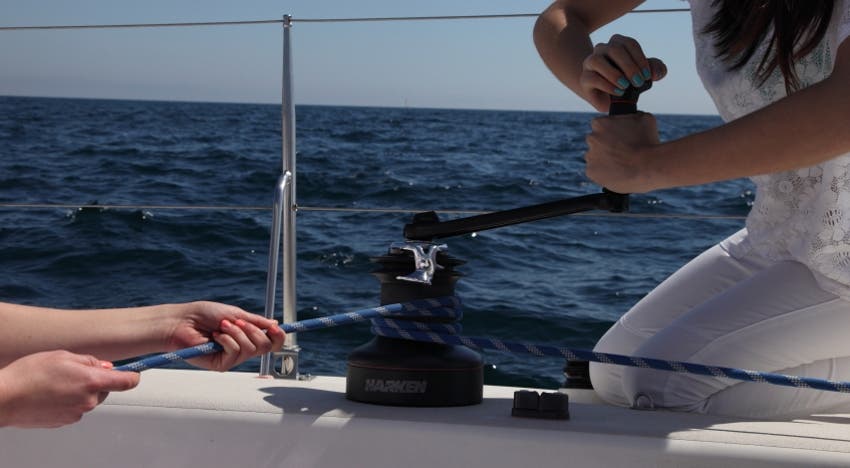 Aprende a navegar en velero por Barcelona, ¡marino por un día!