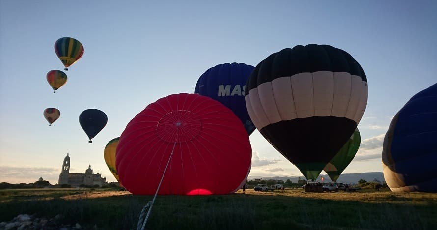 Experiencia aérea en Segovia: vuelo en globo y cochinillo opcional