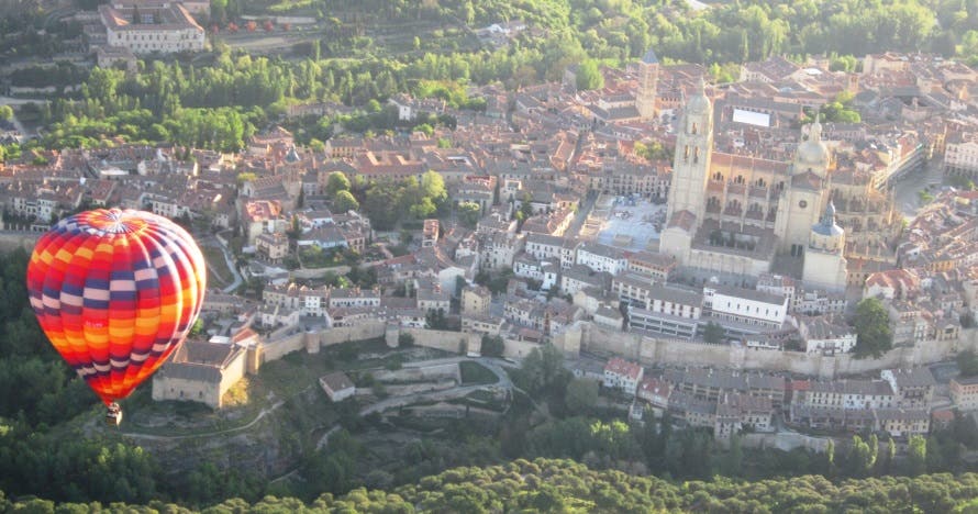 Experiencia aérea en Segovia: vuelo en globo y cochinillo opcional