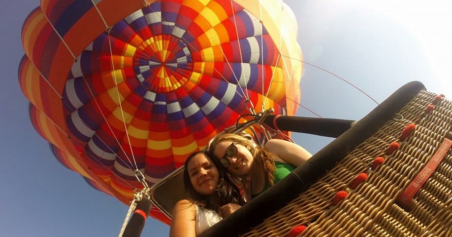 Experiencia aérea en Segovia: vuelo en globo y cochinillo opcional