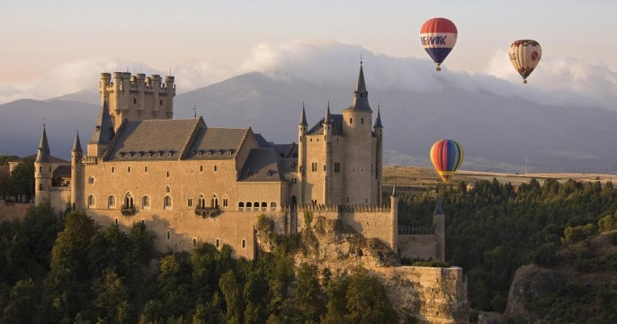 Experiencia aérea en Segovia: vuelo en globo y cochinillo opcional