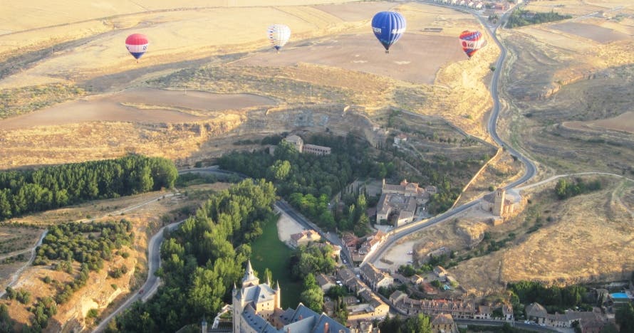 Experiencia aérea en Segovia: vuelo en globo y cochinillo opcional
