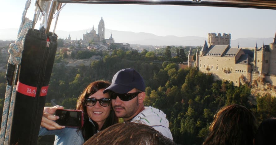 Experiencia aérea en Segovia: vuelo en globo y cochinillo opcional