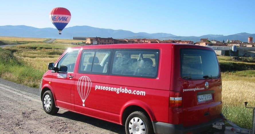 Experiencia aérea en Segovia: vuelo en globo y cochinillo opcional