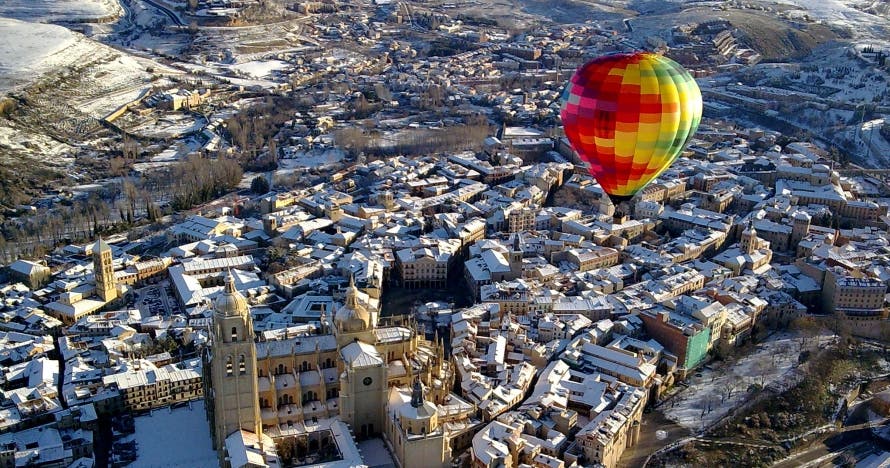 Experiencia aérea en Segovia: vuelo en globo y cochinillo opcional