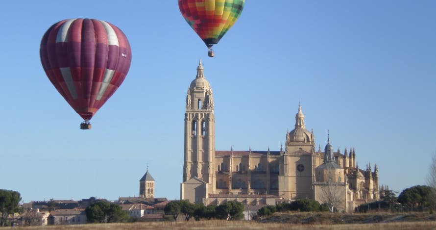 Experiencia aérea en Segovia: vuelo en globo y cochinillo opcional