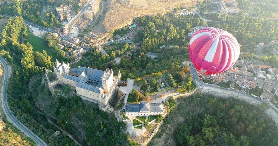 Experiencia aérea en Segovia: vuelo en globo y cochinillo opcional
