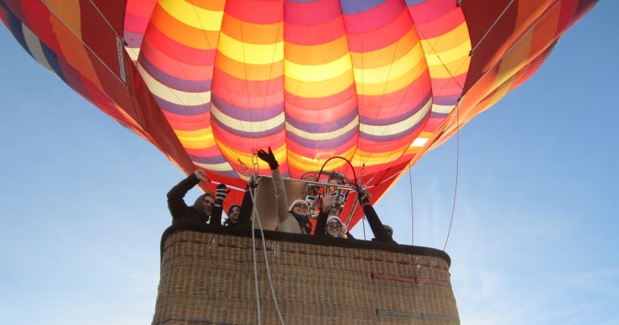 Experiencia aérea en Segovia: vuelo en globo y cochinillo opcional