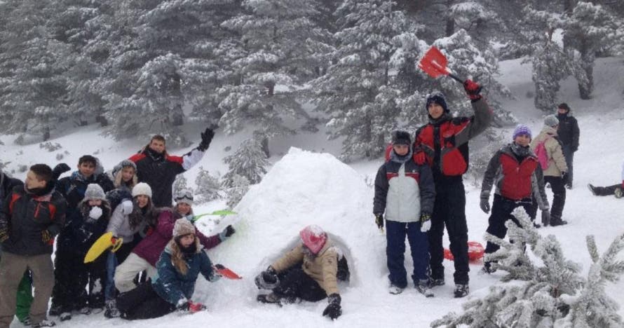 Aventura en la nieve: raquetas, iglú y trineo. ¡Diviértete en familia!