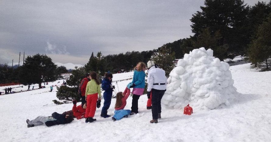 Aventura en la nieve: raquetas, iglú y trineo. ¡Diviértete en familia!