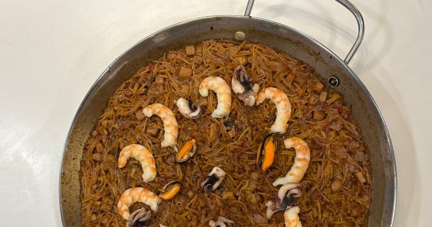 Taller de paella y fideuá; incluye degustación, vino ¡y muchas risas!