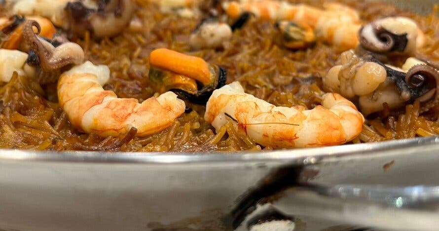 Taller de paella y fideuá; incluye degustación, vino ¡y muchas risas!