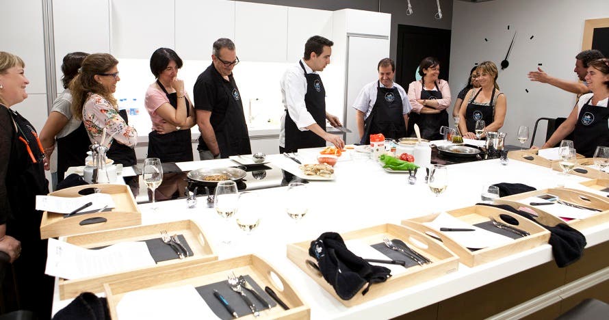 Taller de paella y fideuá; incluye degustación, vino ¡y muchas risas!