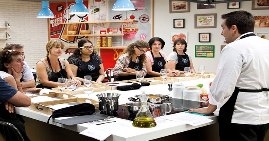 Taller de paella y fideuá; incluye degustación, vino ¡y muchas risas!