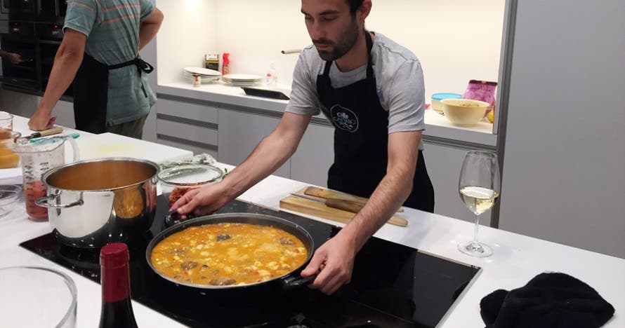 Taller de paella y fideuá; incluye degustación, vino ¡y muchas risas!
