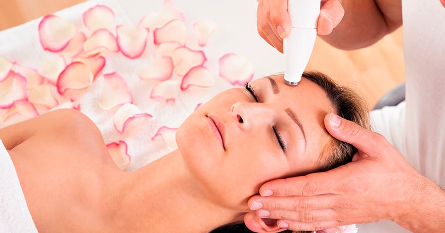 Rejuvenecimiento facial intensivo con vitamina C
