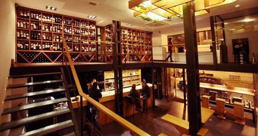 Explora el mundo del vino: catas y secretos acompañados de ibéricos