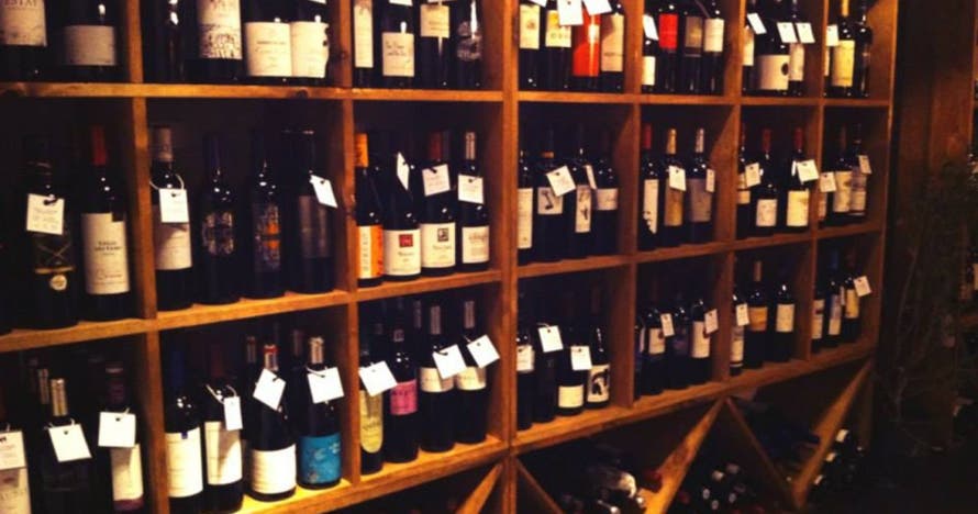 Explora el mundo del vino: catas y secretos acompañados de ibéricos