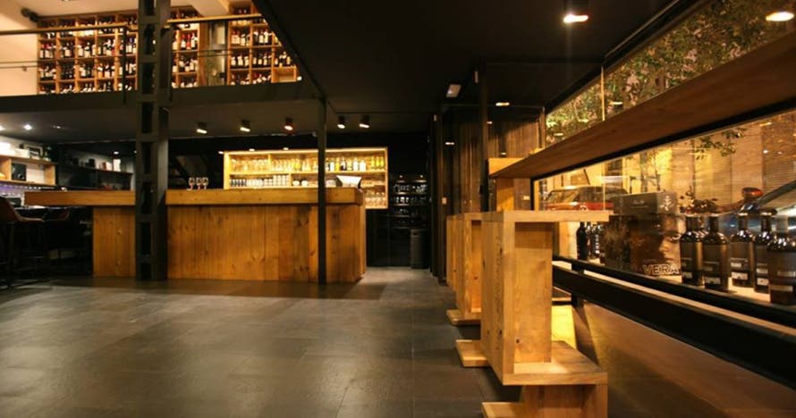 Explora el mundo del vino: catas y secretos acompañados de ibéricos