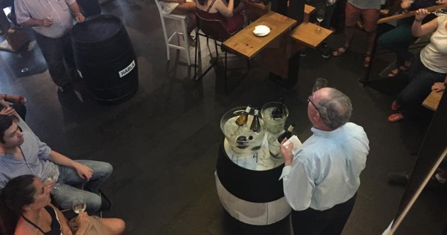 Explora el mundo del vino: catas y secretos acompañados de ibéricos