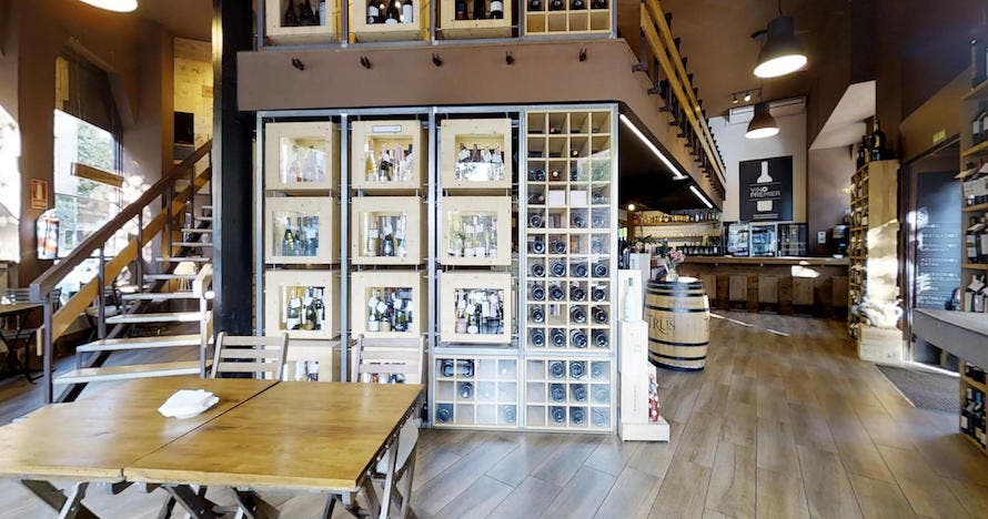 Explora el mundo del vino: catas y secretos acompañados de ibéricos