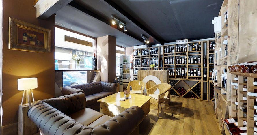 Explora el mundo del vino: catas y secretos acompañados de ibéricos