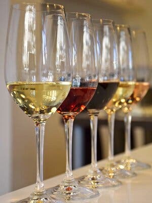 El regalo ideal: 8 catas y maridajes de vino a escoger