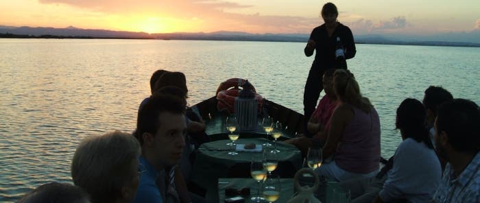 Cata de vinos paseando en barca por la Albufera