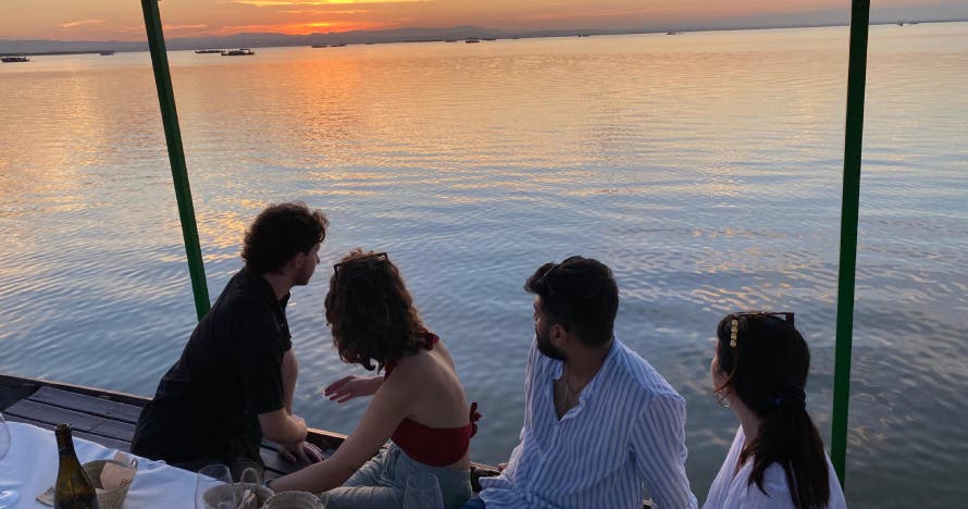 Cata de vinos paseando en barca por la Albufera