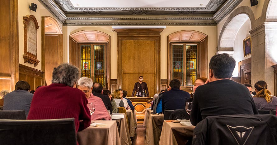 Sopar dels sentits: cena y visita guiada en Real Academia de Medicina