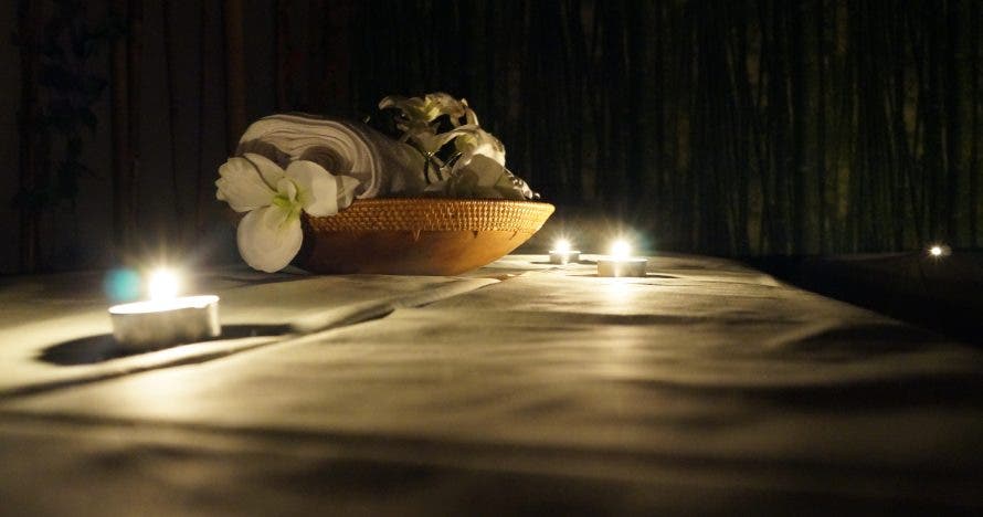 Serenidad compartida: masaje relajante y jacuzzi en pareja