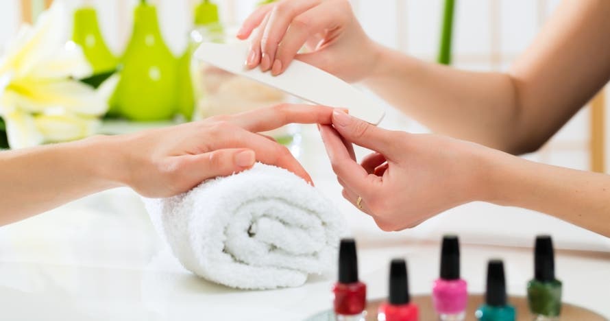 Recupera juventud con Kobido: hidratación facial y manicura opcional