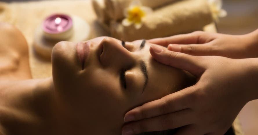 Recupera juventud con Kobido: hidratación facial y manicura opcional