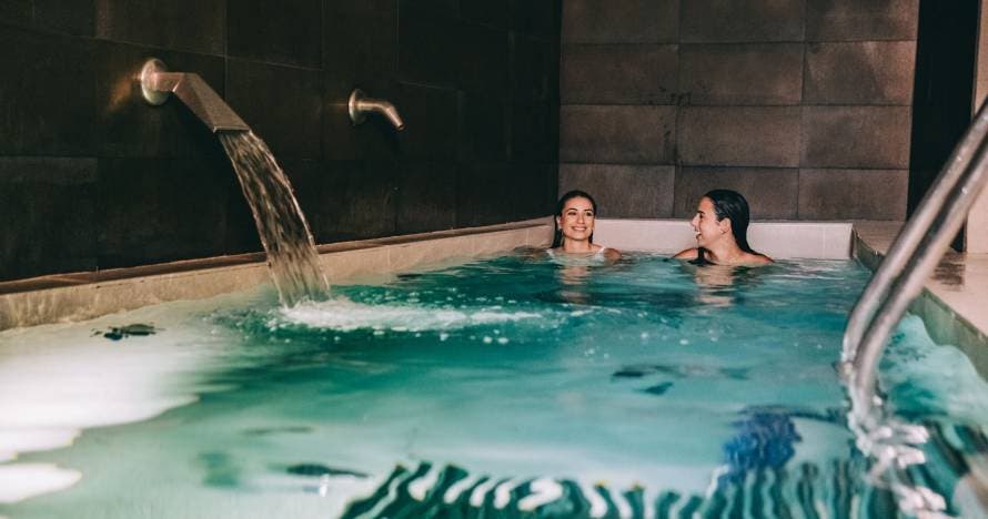 Desconexión acuática: circuito spa y masaje en Spa Gran Claustre