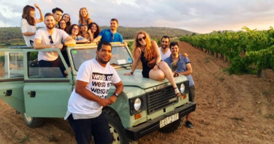 Explora viñedos en Land Rover con cata y pica pica