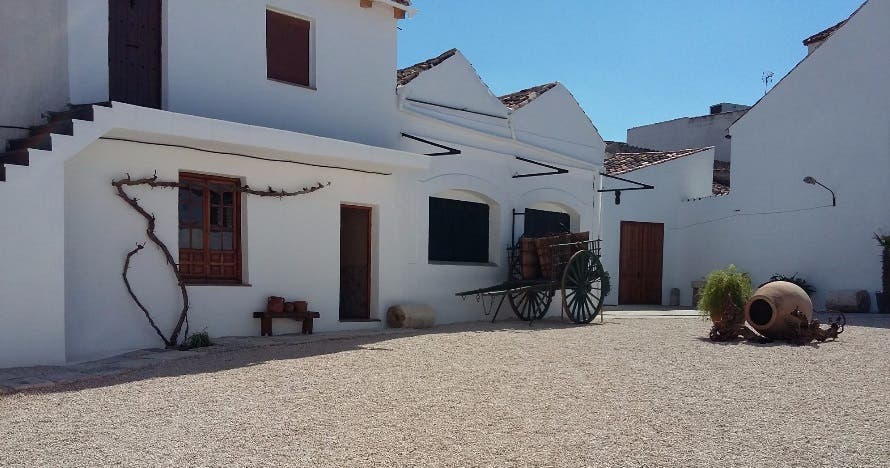 Conoce la historia de Chinchón en una bodega con cata de vino y queso