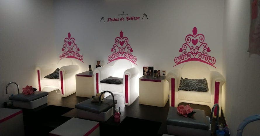 Pedicura de lujo con tratamiento facial, masaje y cava, relájate